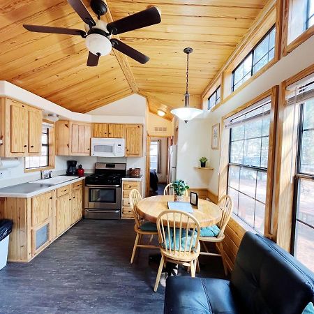 Sally'S Cabin Is A Quaint Two Bedroom Tiny Home ウッドランド・パーク エクステリア 写真