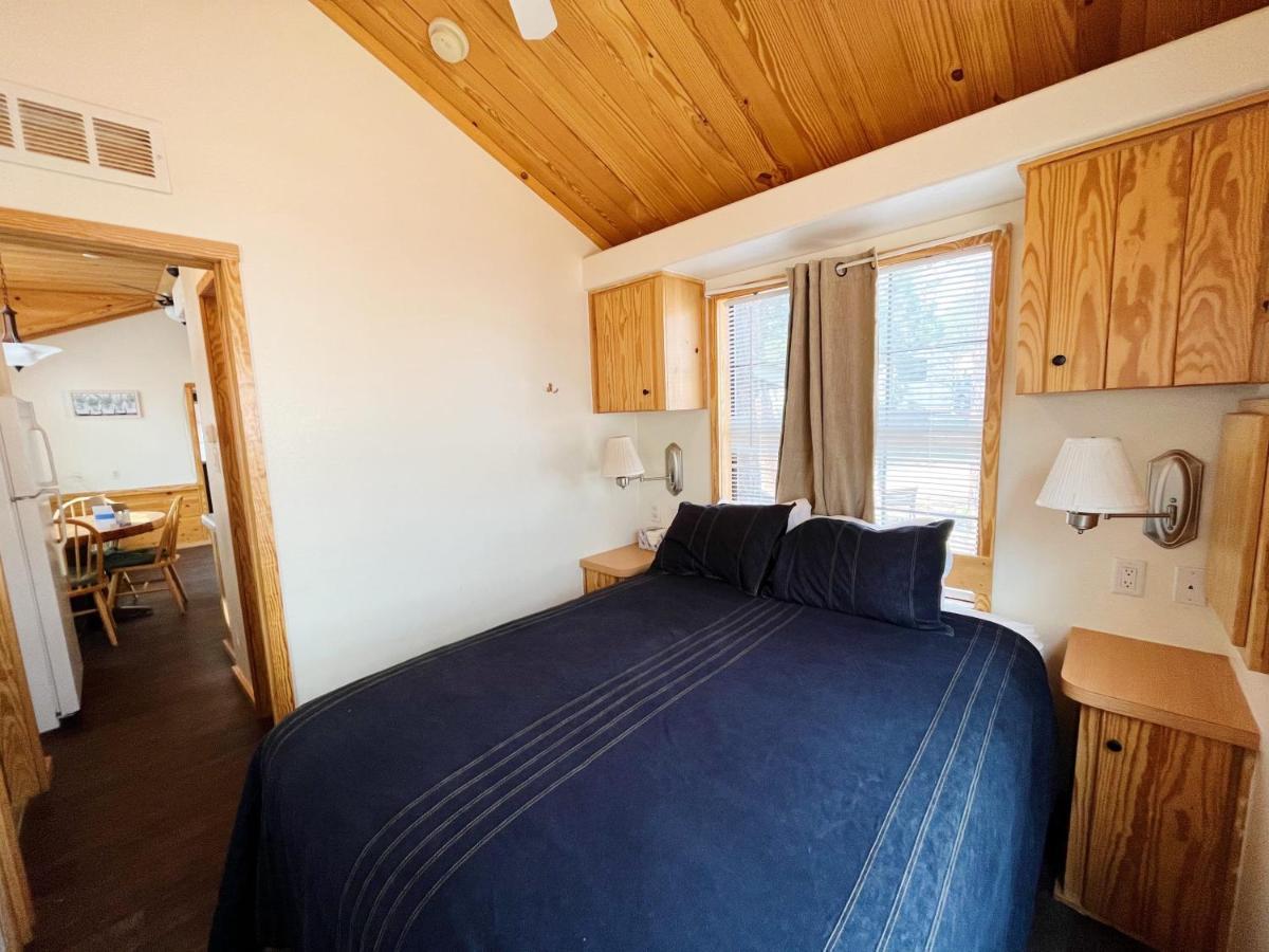 Sally'S Cabin Is A Quaint Two Bedroom Tiny Home ウッドランド・パーク エクステリア 写真