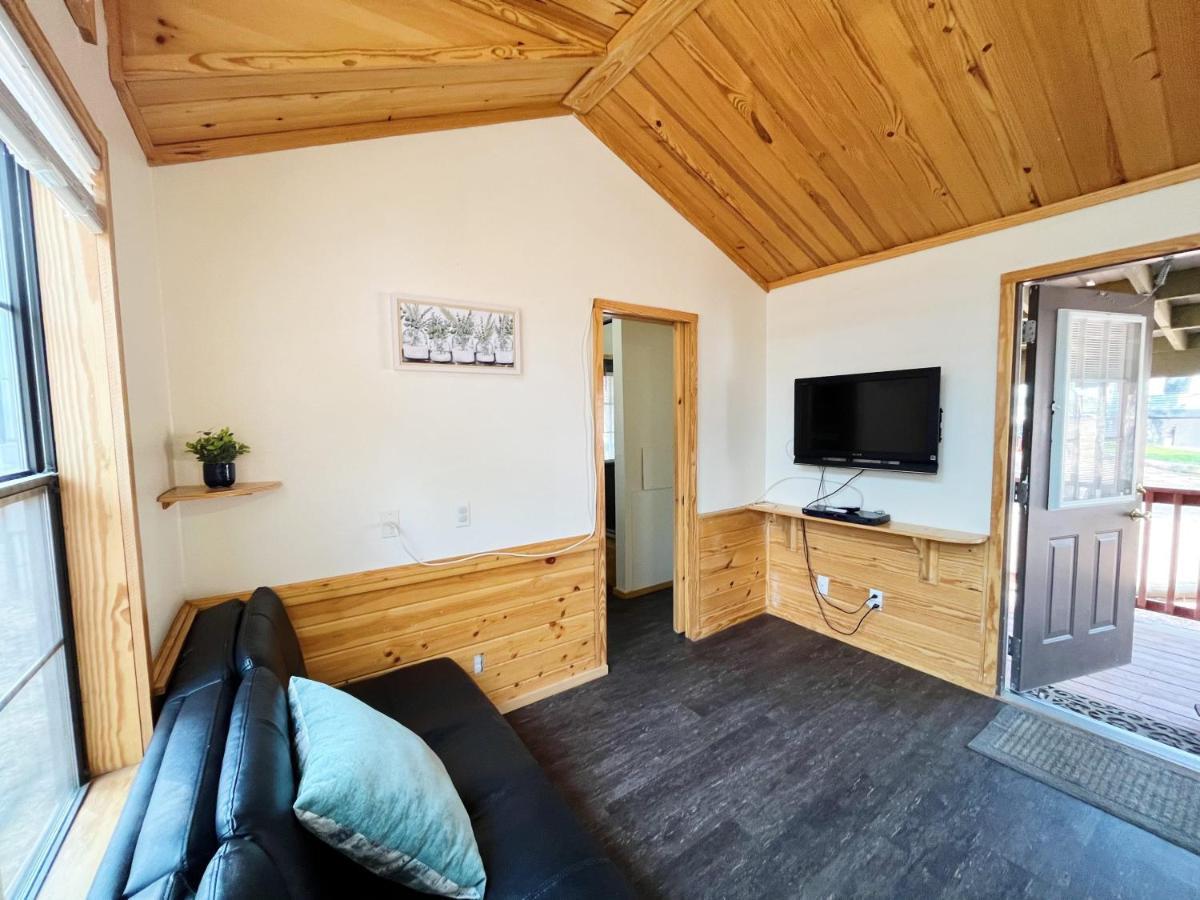 Sally'S Cabin Is A Quaint Two Bedroom Tiny Home ウッドランド・パーク エクステリア 写真