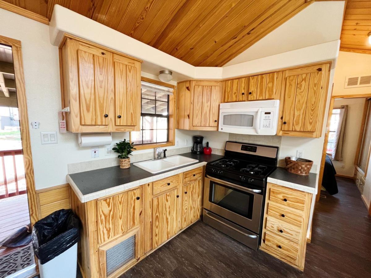 Sally'S Cabin Is A Quaint Two Bedroom Tiny Home ウッドランド・パーク エクステリア 写真